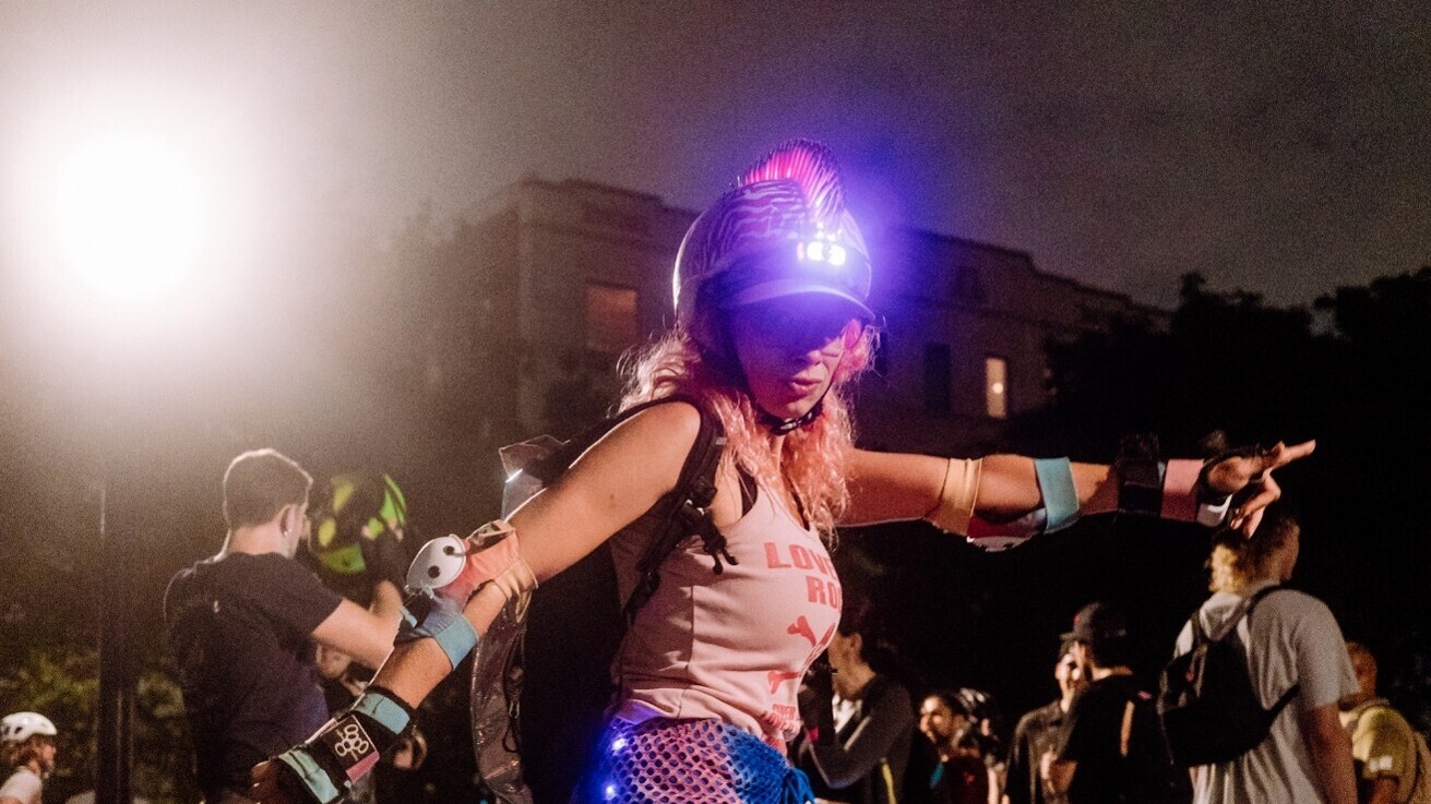 Verlichte rollerdame