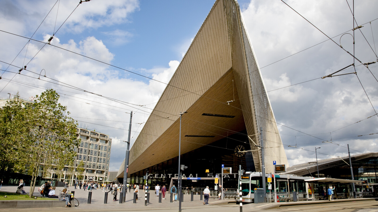 Rotterdam Centraal Station tram 2 2019 ️ Iris van den Broek