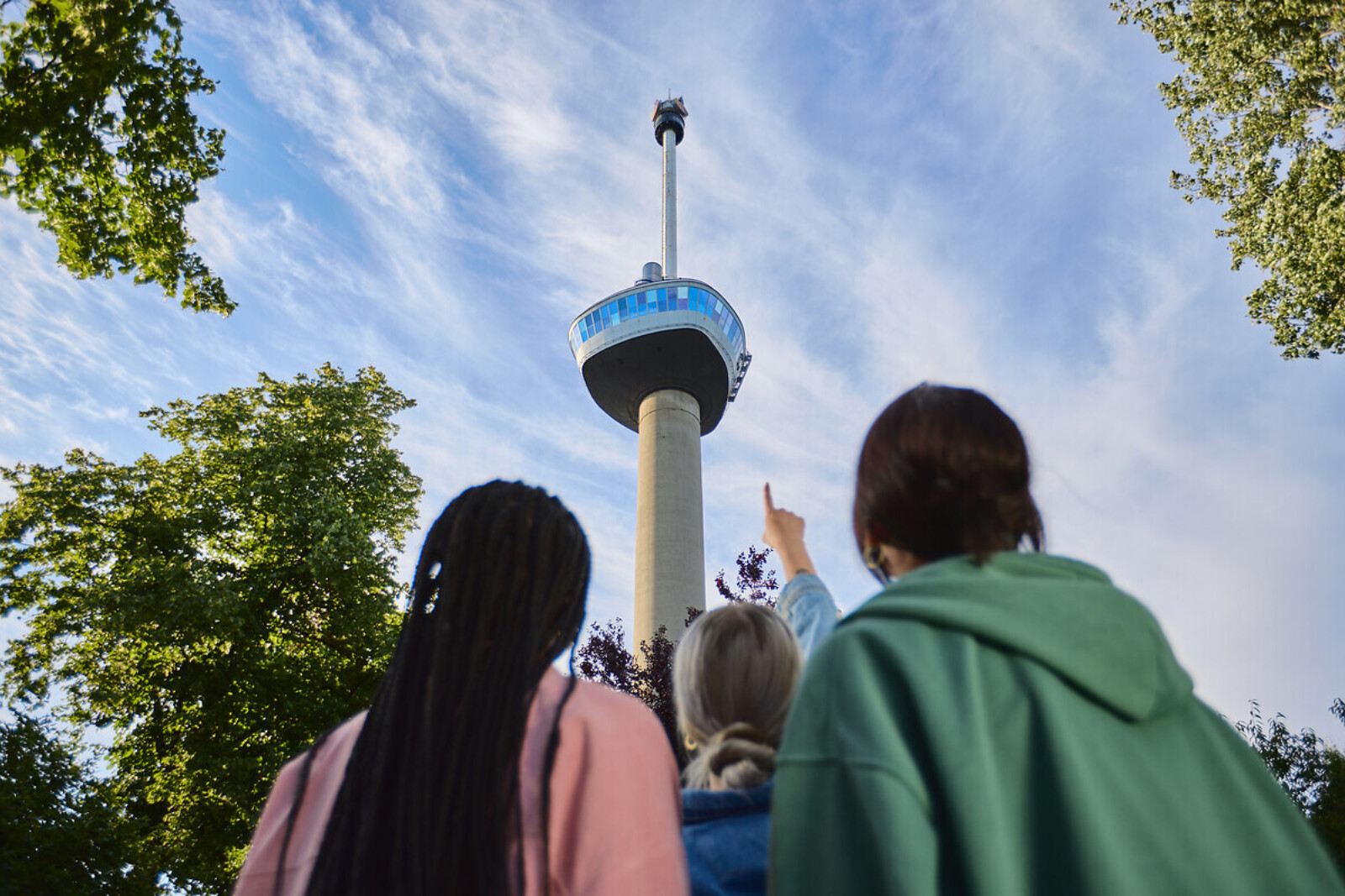 Euromast omhoog kijken