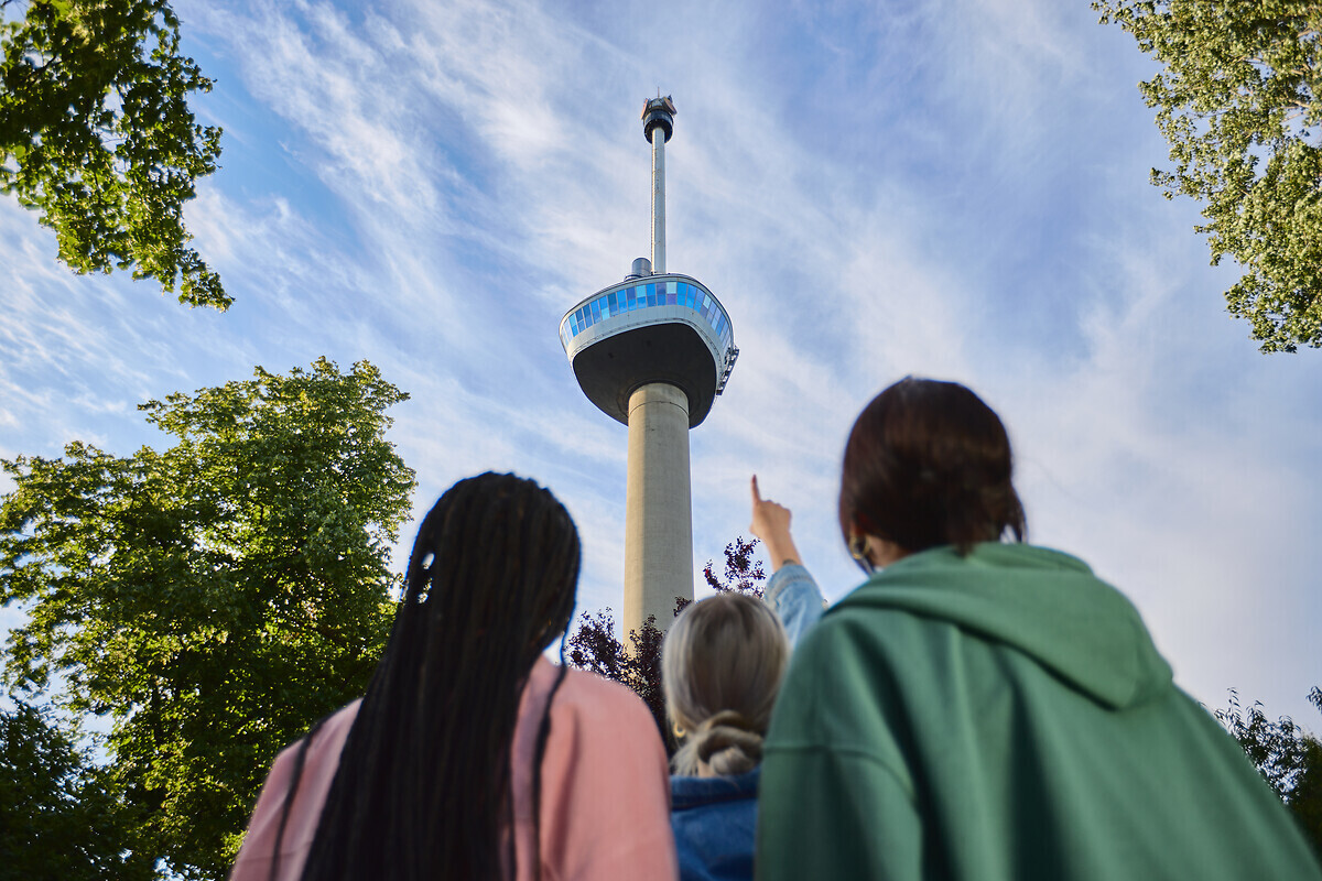 Euromast omhoog kijken