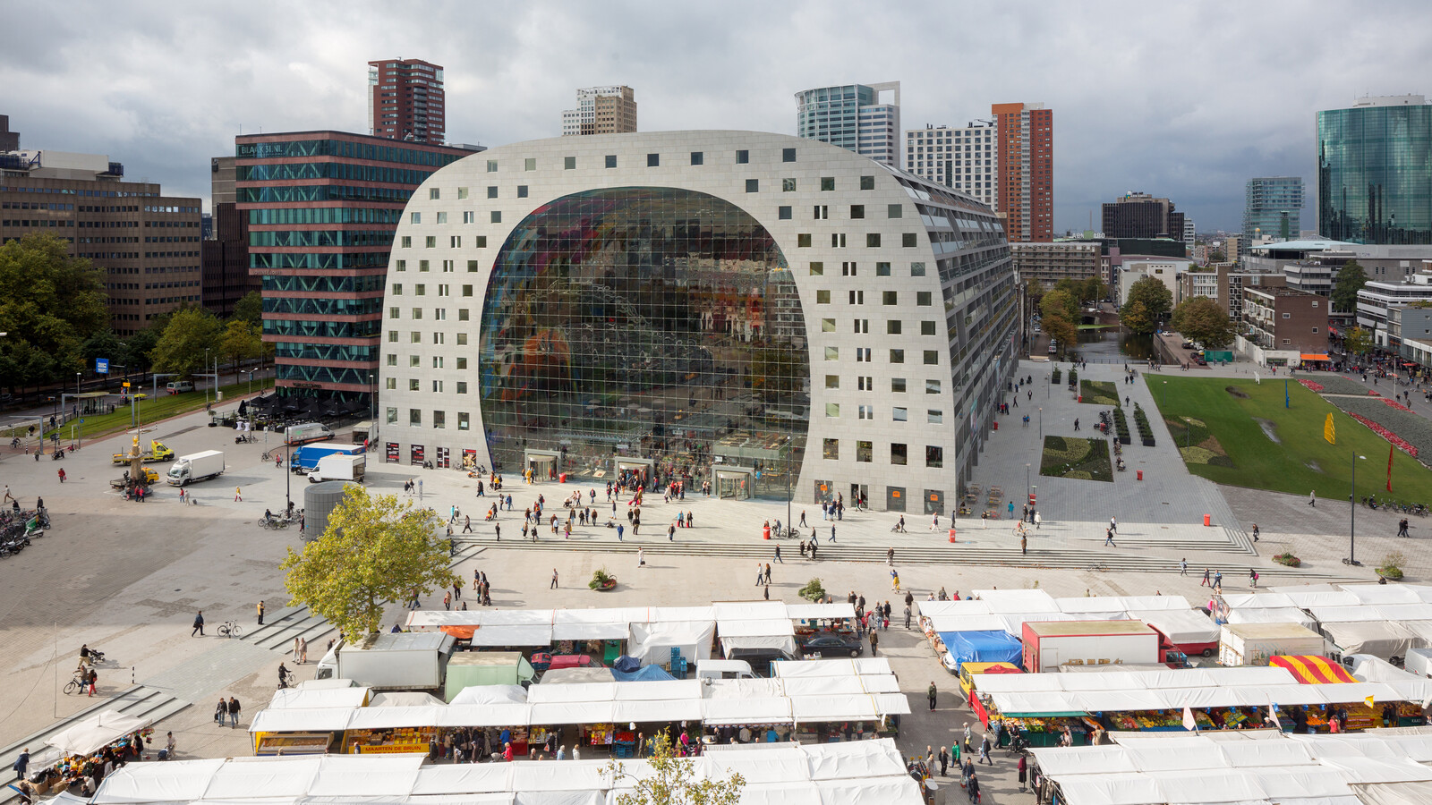 Markthal met markt en groenstrook Rotterdam