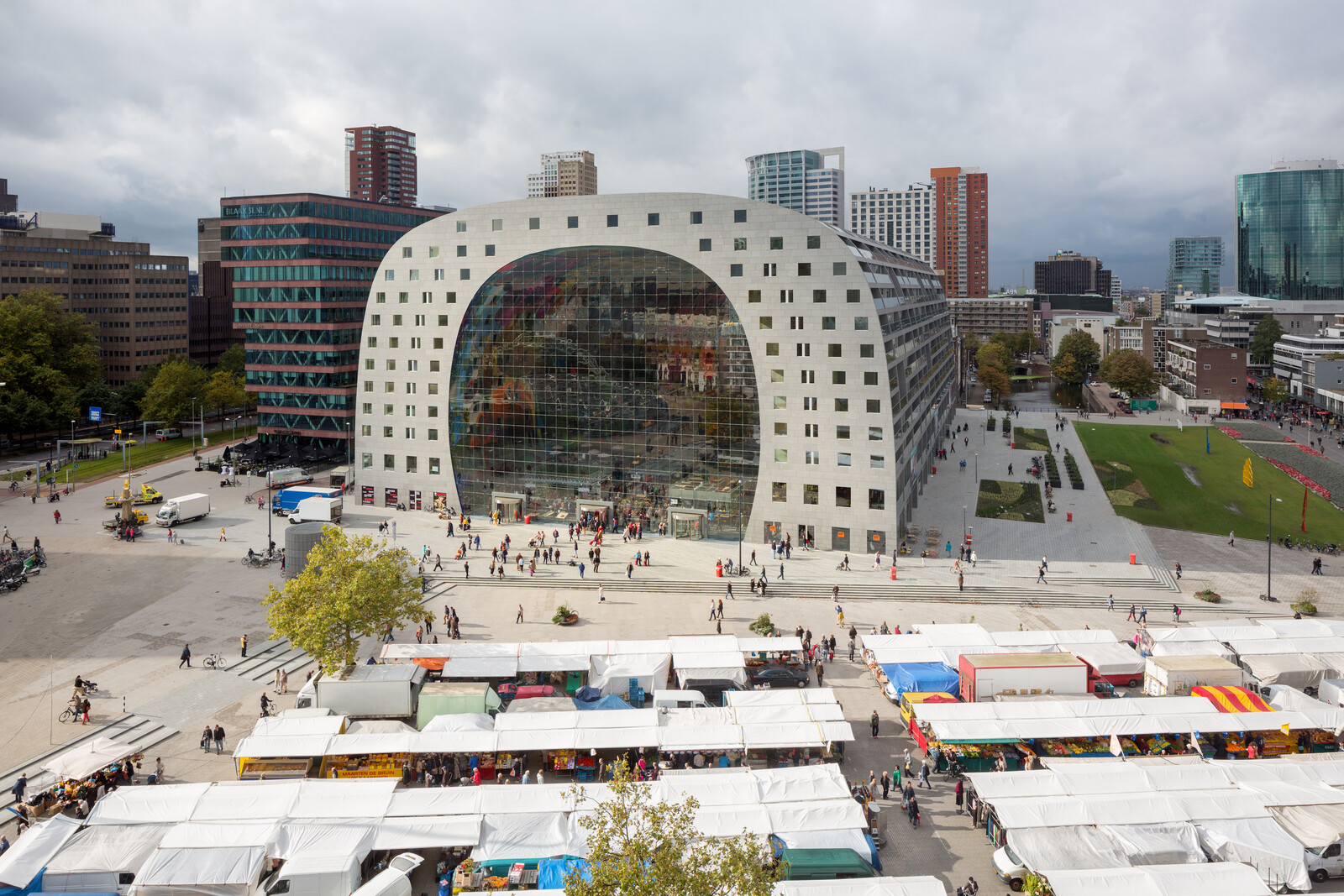 Markthal met markt en groenstrook Rotterdam
