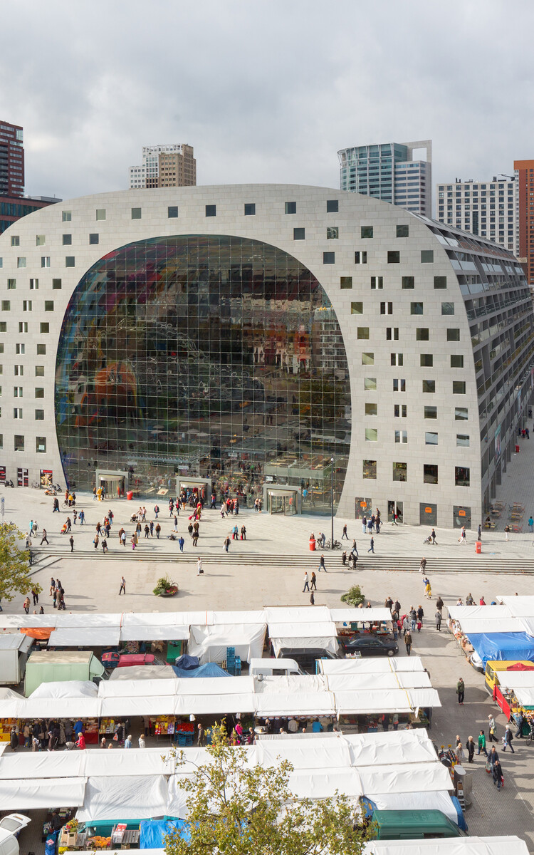 Markthal met markt en groenstrook Rotterdam