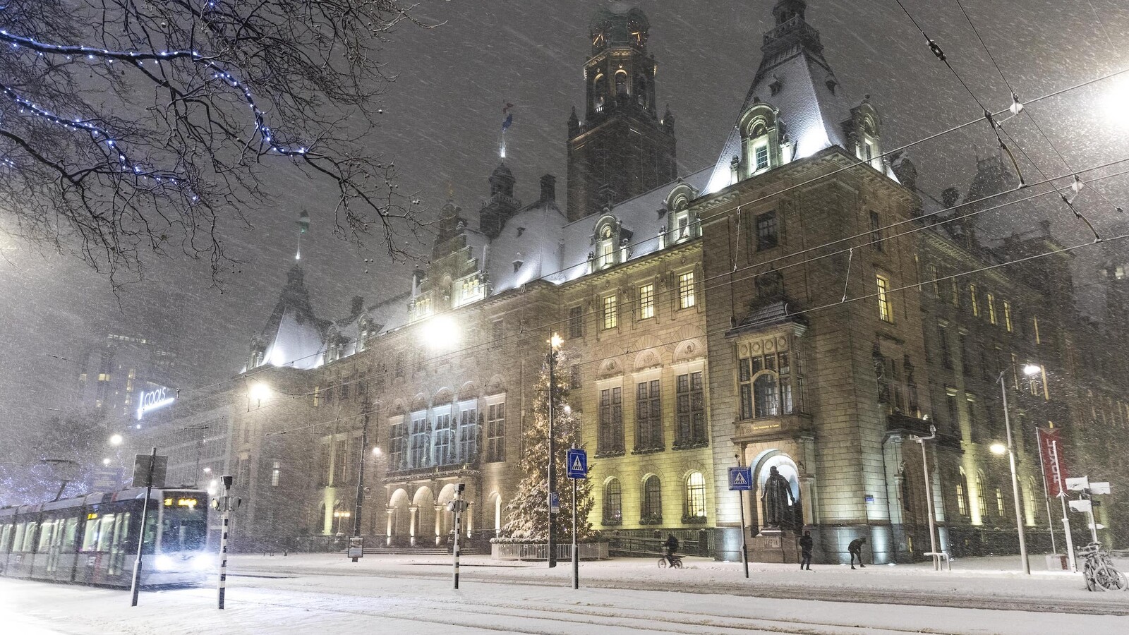 Stadhuis Rotterdam sneeuw kerst Guido Pijper