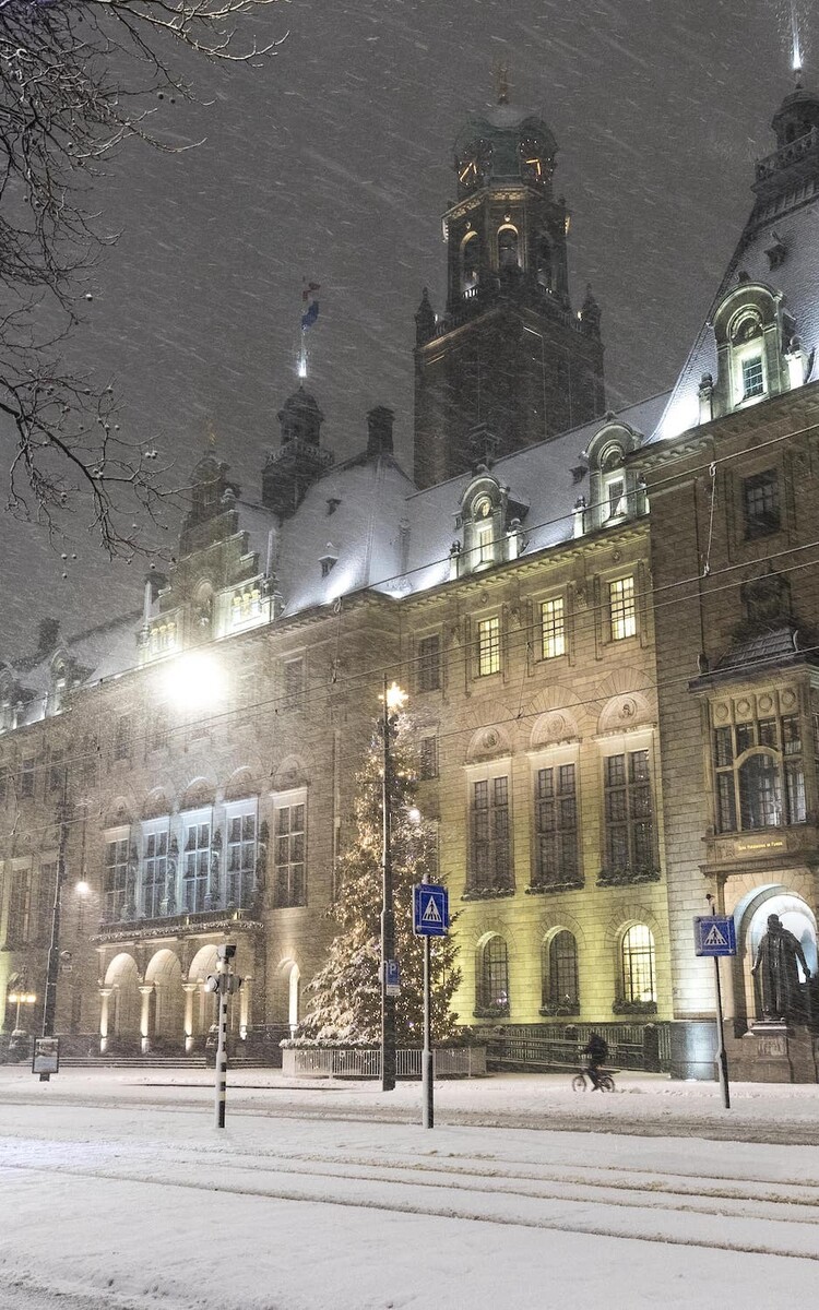 Stadhuis Rotterdam sneeuw kerst Guido Pijper