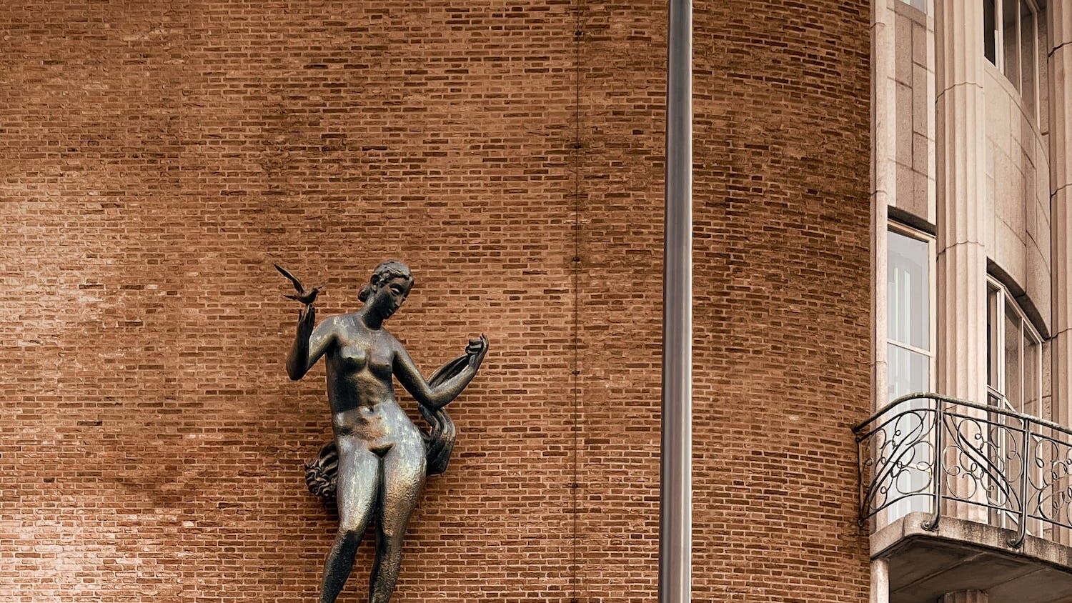 Welfare Piet Starreveld statue Rotterdam Hanna Owusu