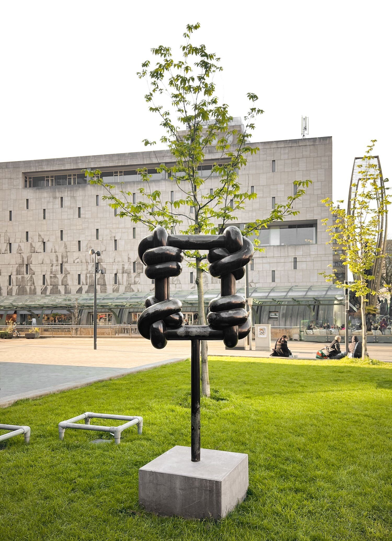 Knot Shinkichi Tajiri statue Rotterdam Hanna Owusu