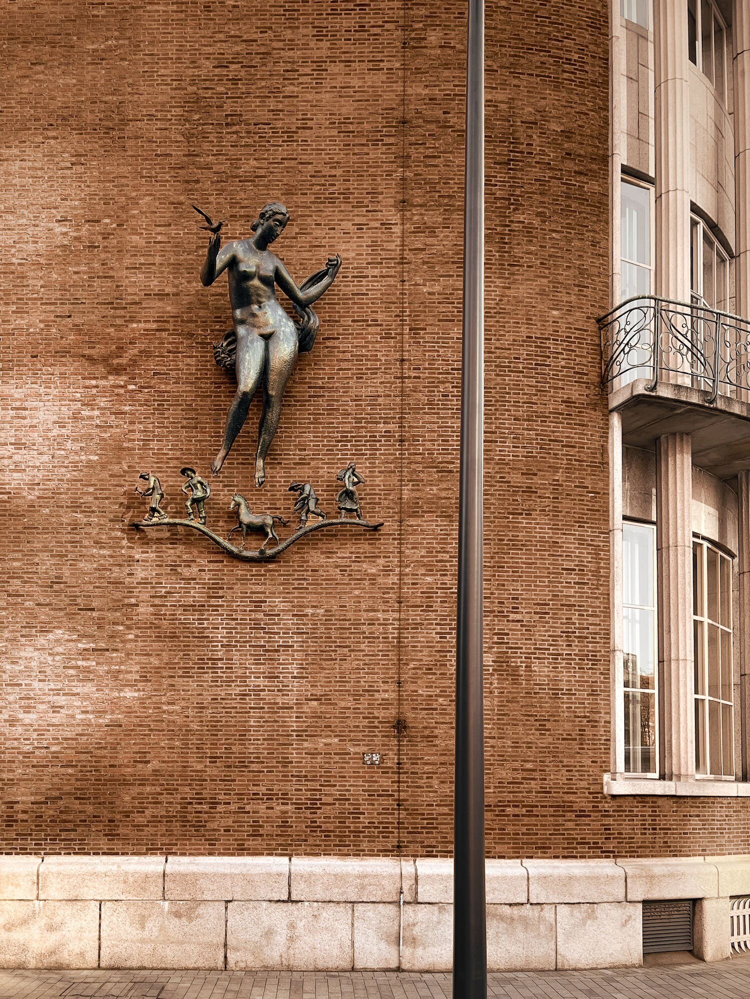 Welfare Piet Starreveld statue Rotterdam Hanna Owusu