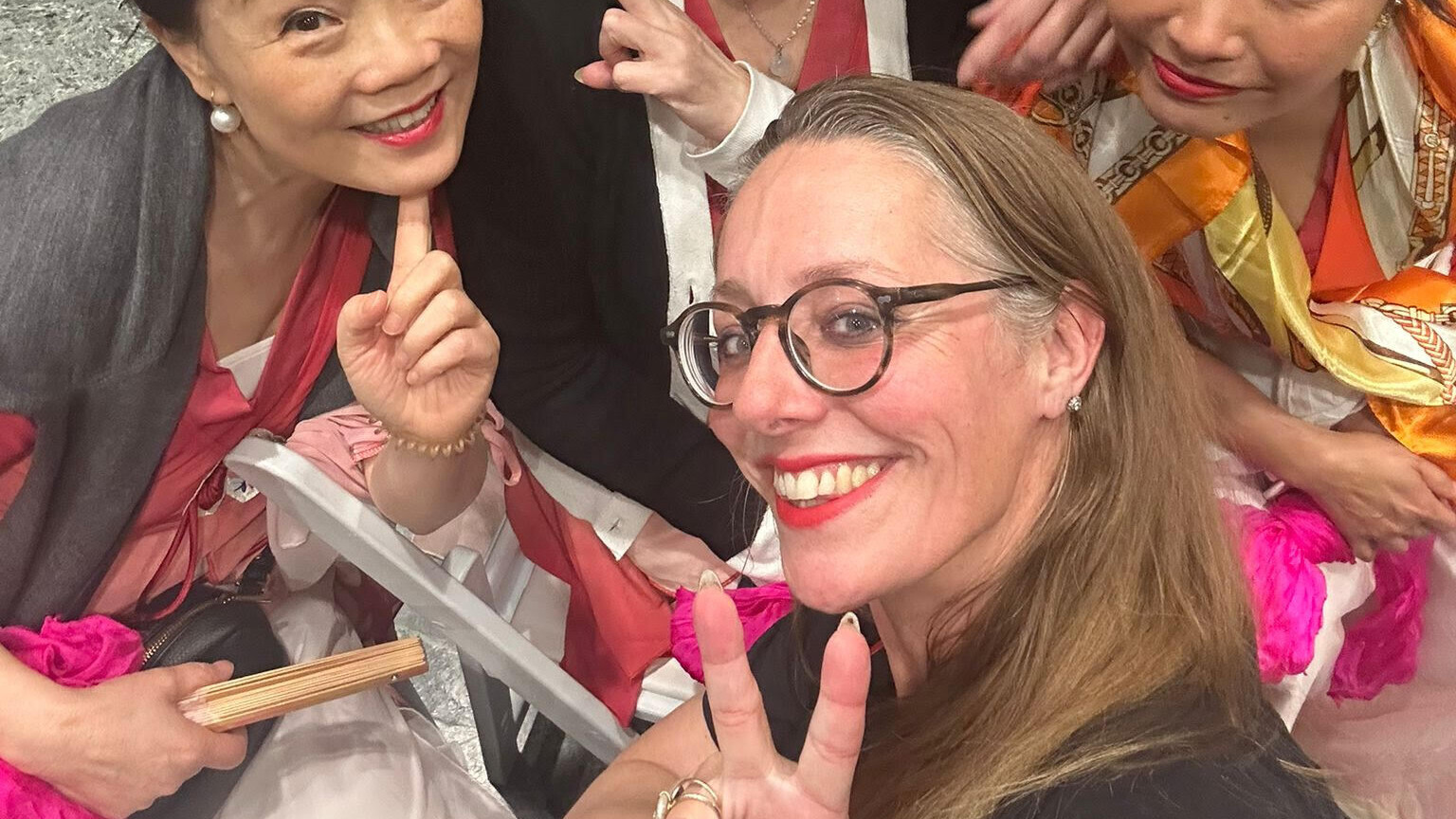 Foto Annemieke van Wegen Delhaas met Anna Hu en friends