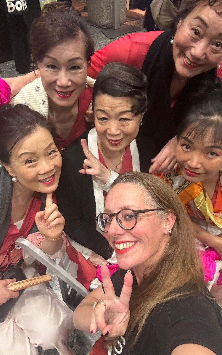 Foto Annemieke van Wegen Delhaas met Anna Hu en friends