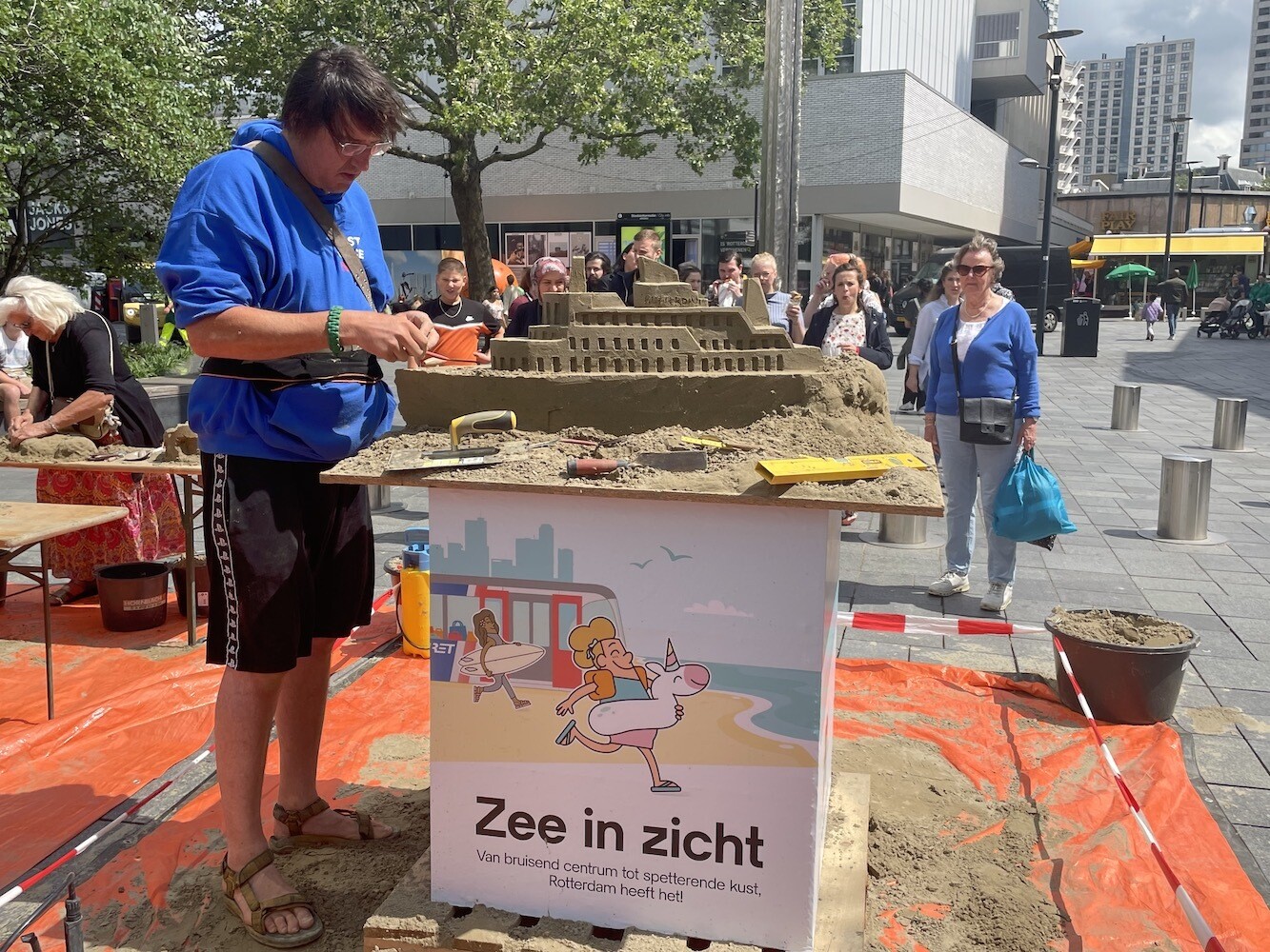 Zee in zicht zandsculpturen rotterdam