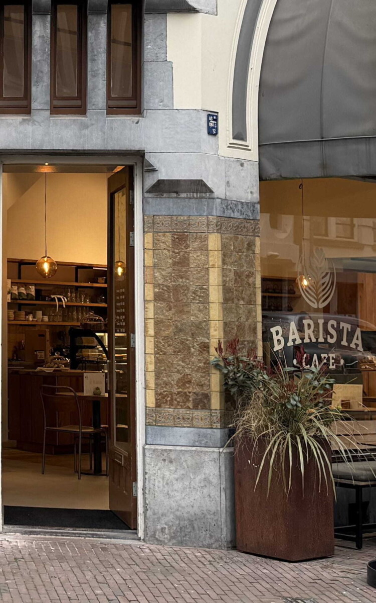 Barista Cafe Oude Binnenweg Rotterdam 01