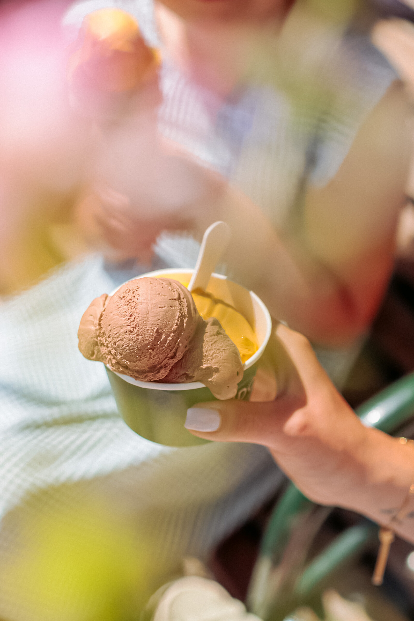 Dudok ijs in bakje chocola