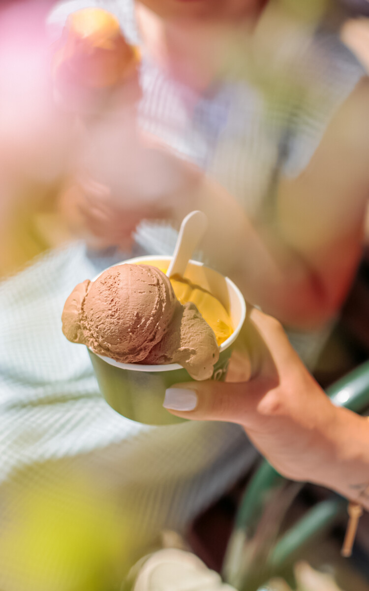 Dudok ijs in bakje chocola