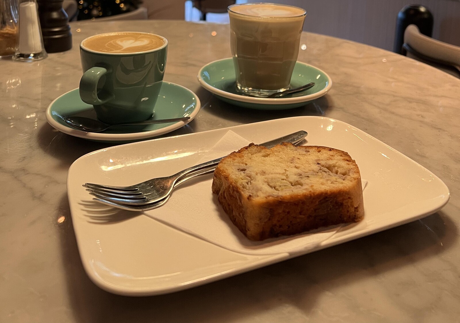 Served koffie met bananen boord