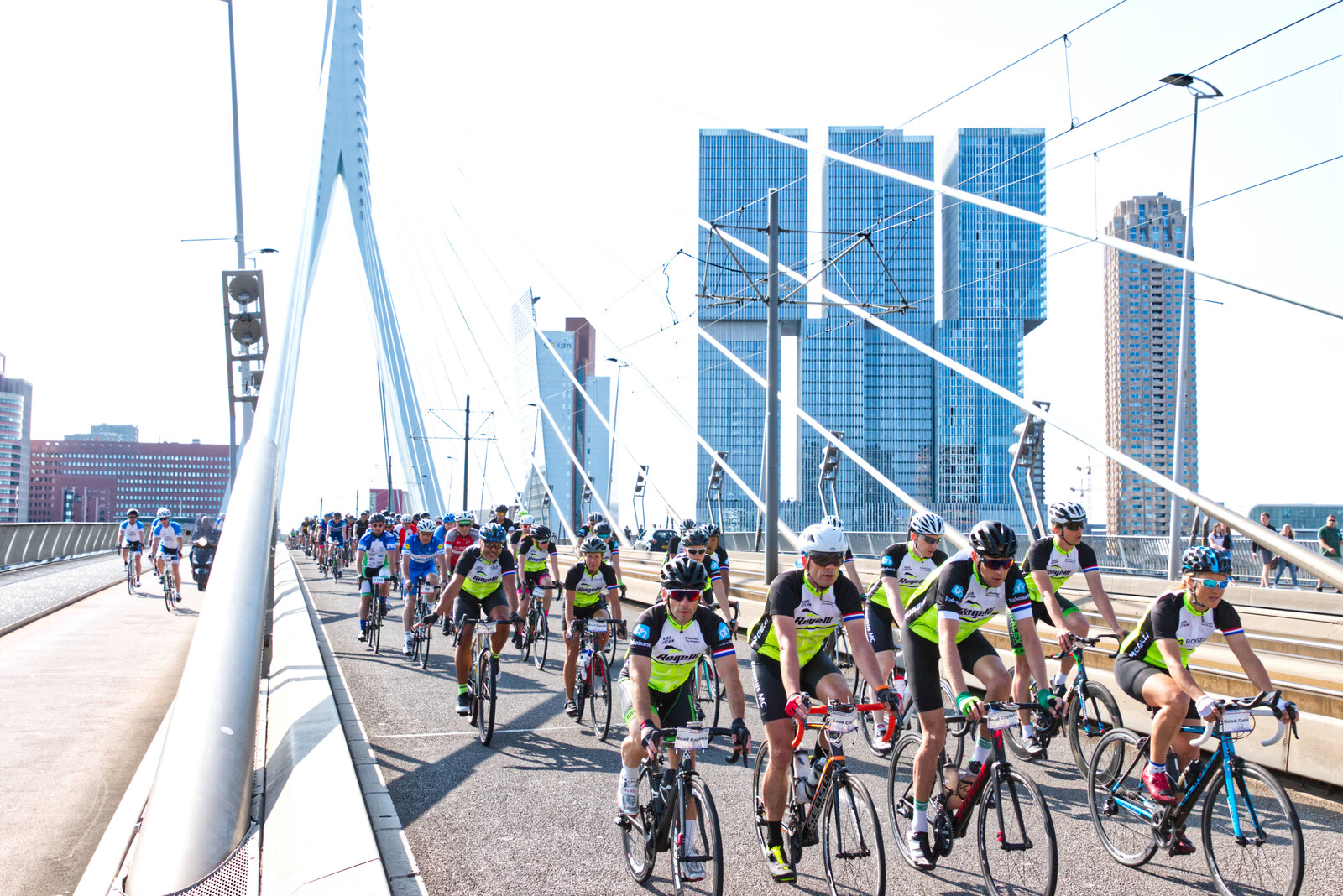 19 Td R Pelotonstocht Erasmusbrug