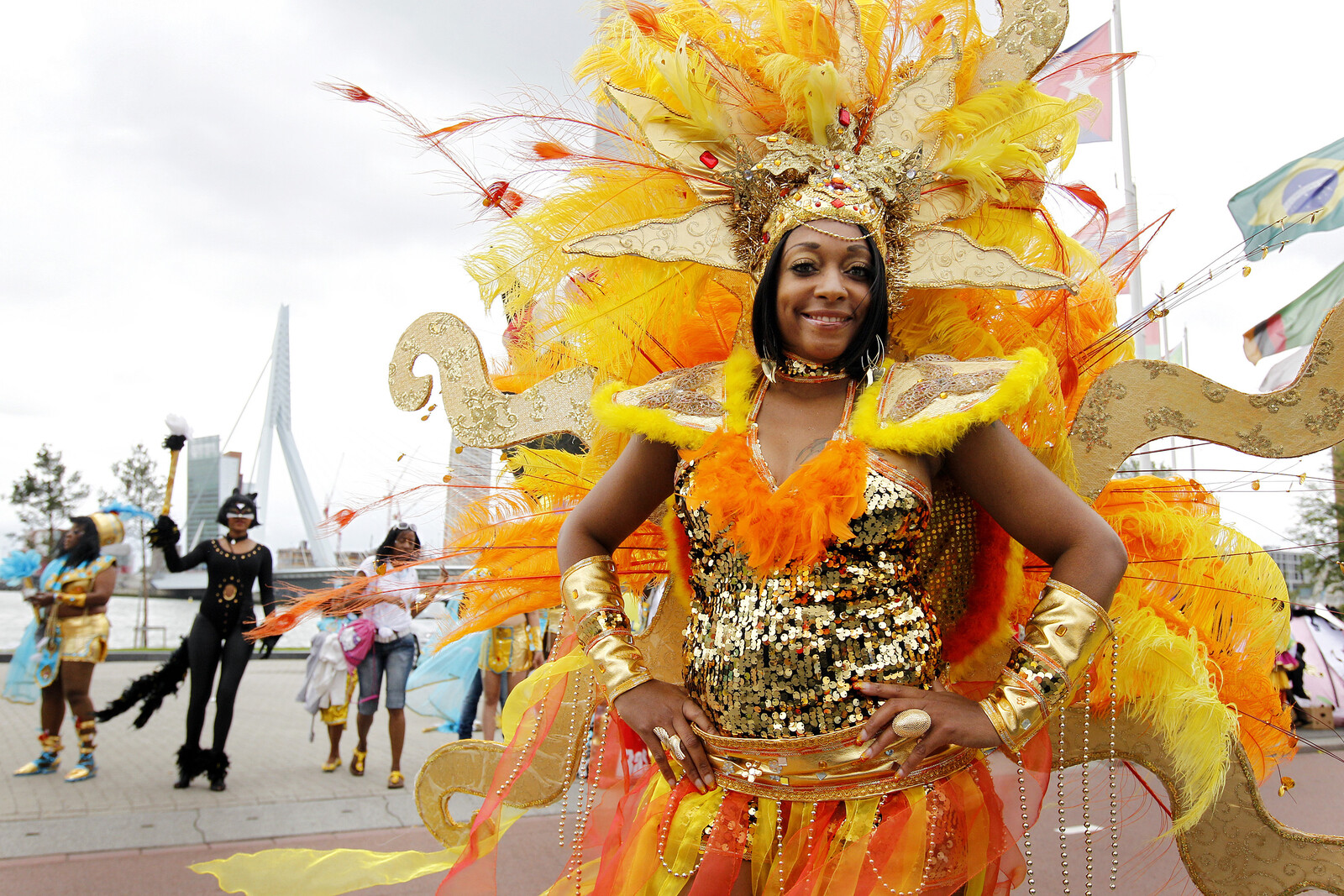 2011 rotterdam festivals fotograaf bas czerwinski zomercarnaval een danseres op het zomercarnaval met erasmusbrug op de achtergrond Bas Czerwinski