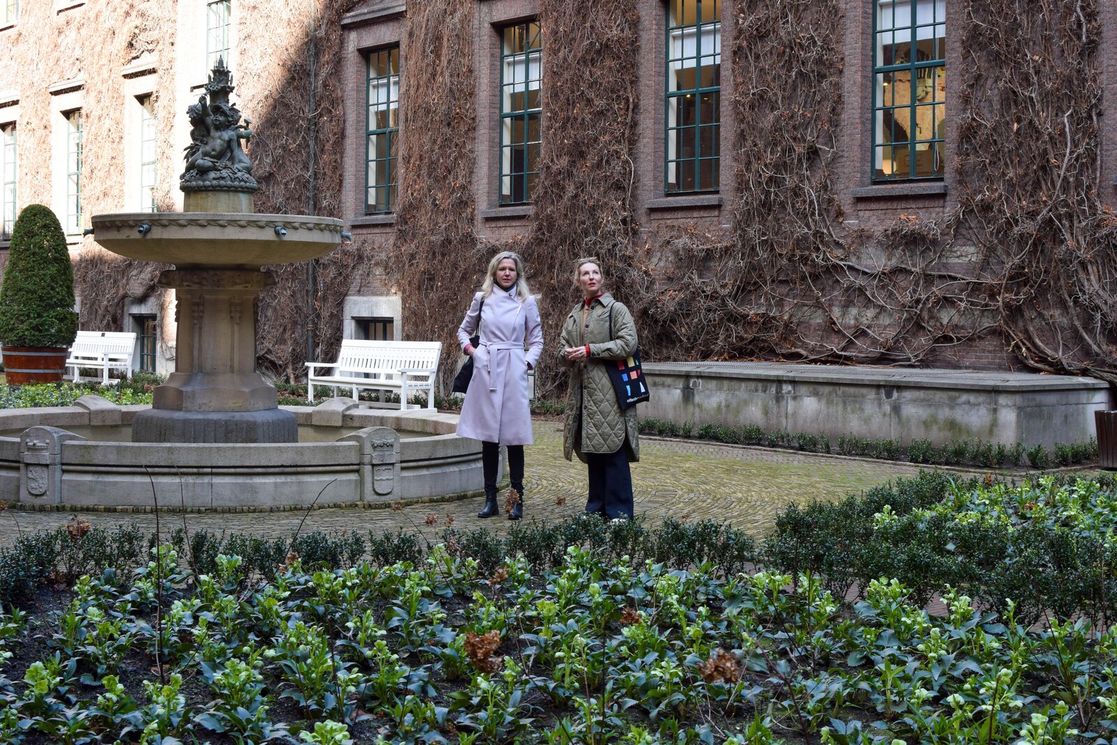 Debby Gerritsen Dominique van Elsacker internationale vrouwendag Route Binnentuin stadhuis Rotterdam