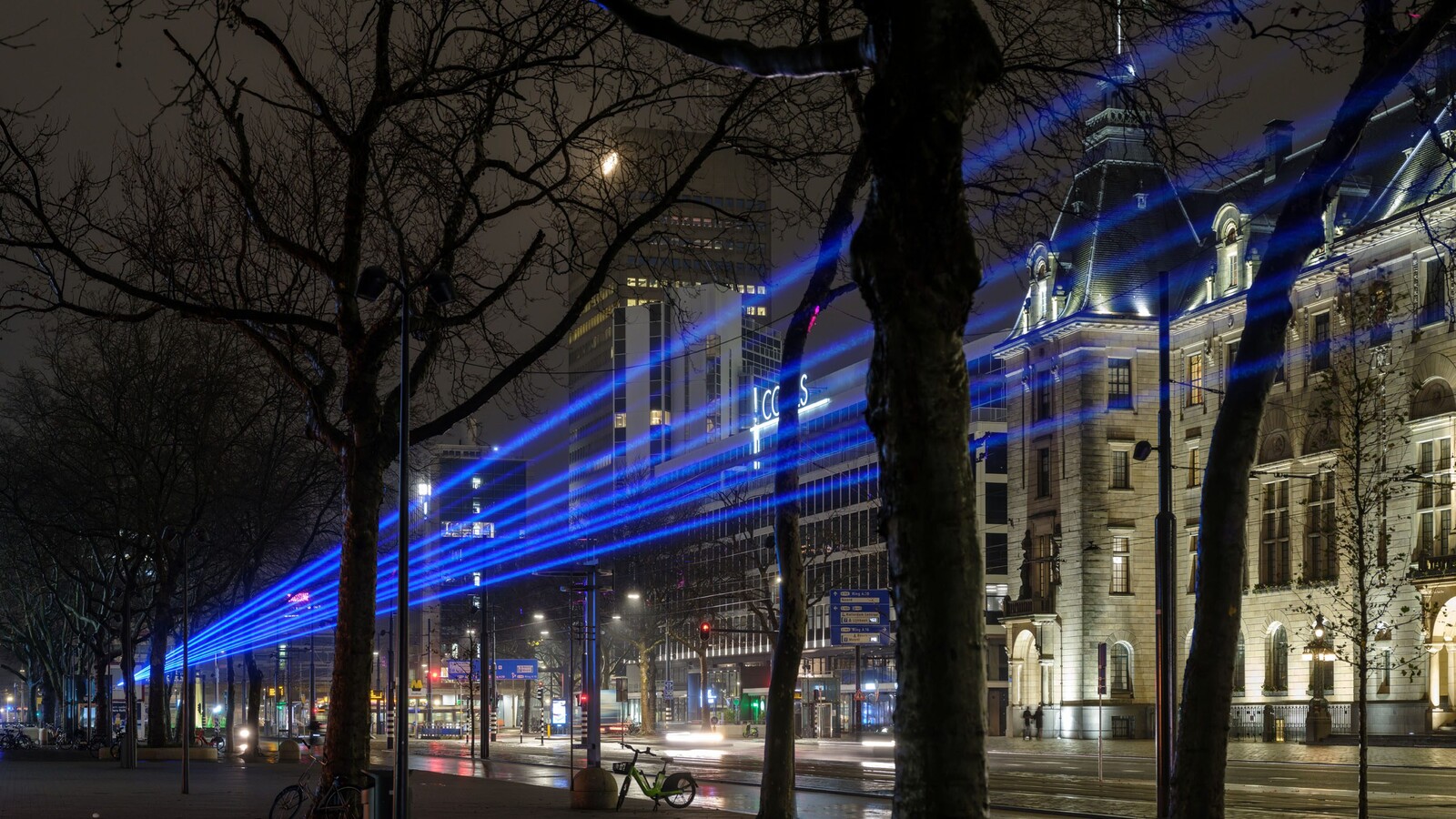 Lasershow op de Coolsingel 65 Lasers Mothership Ossip