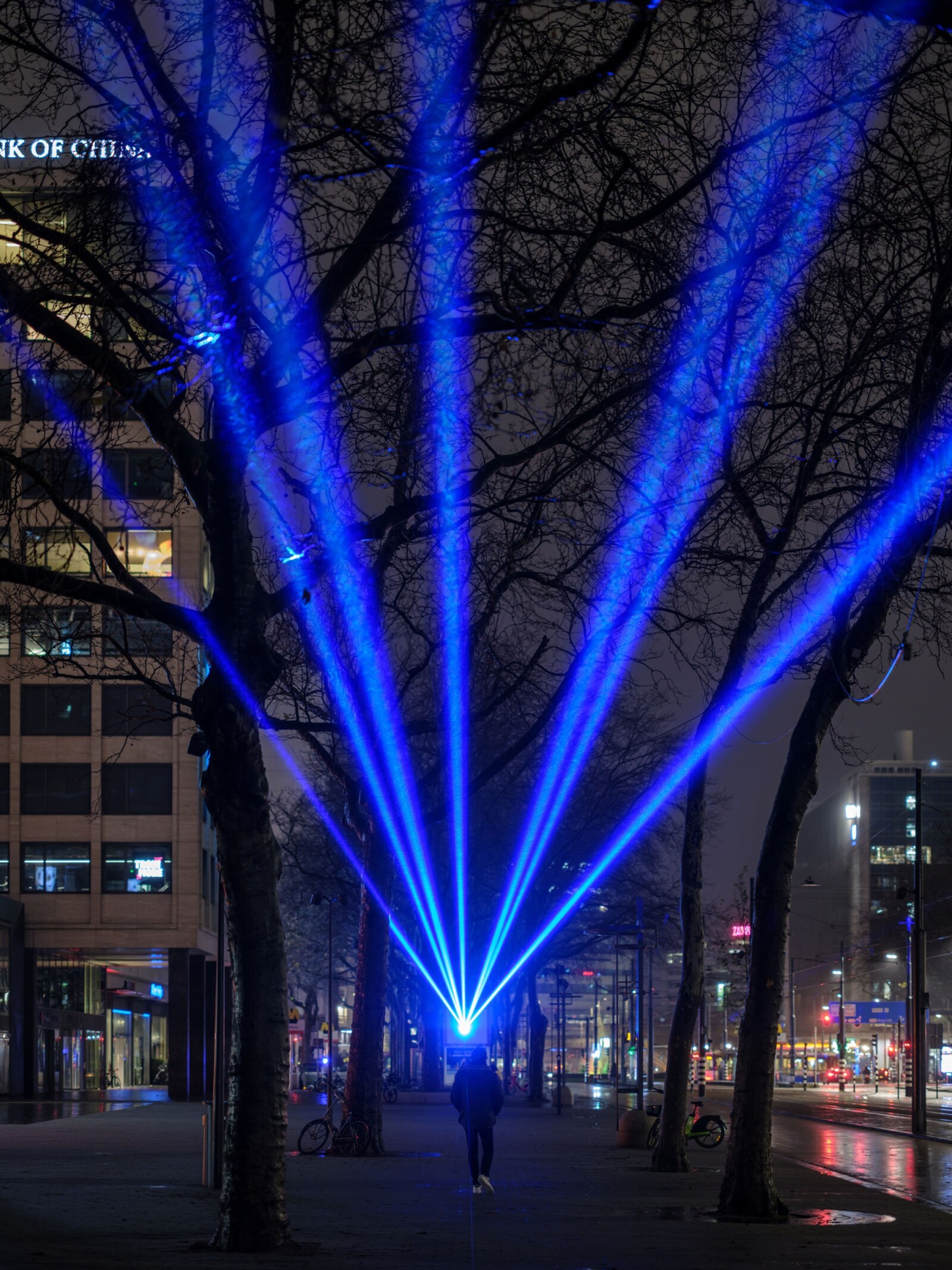 Blauwe lasers coolsingel Rotterdam Centrum Ossip