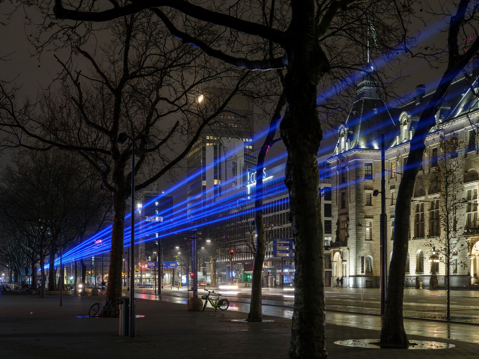 Lasershow op de Coolsingel 65 Lasers Mothership Ossip