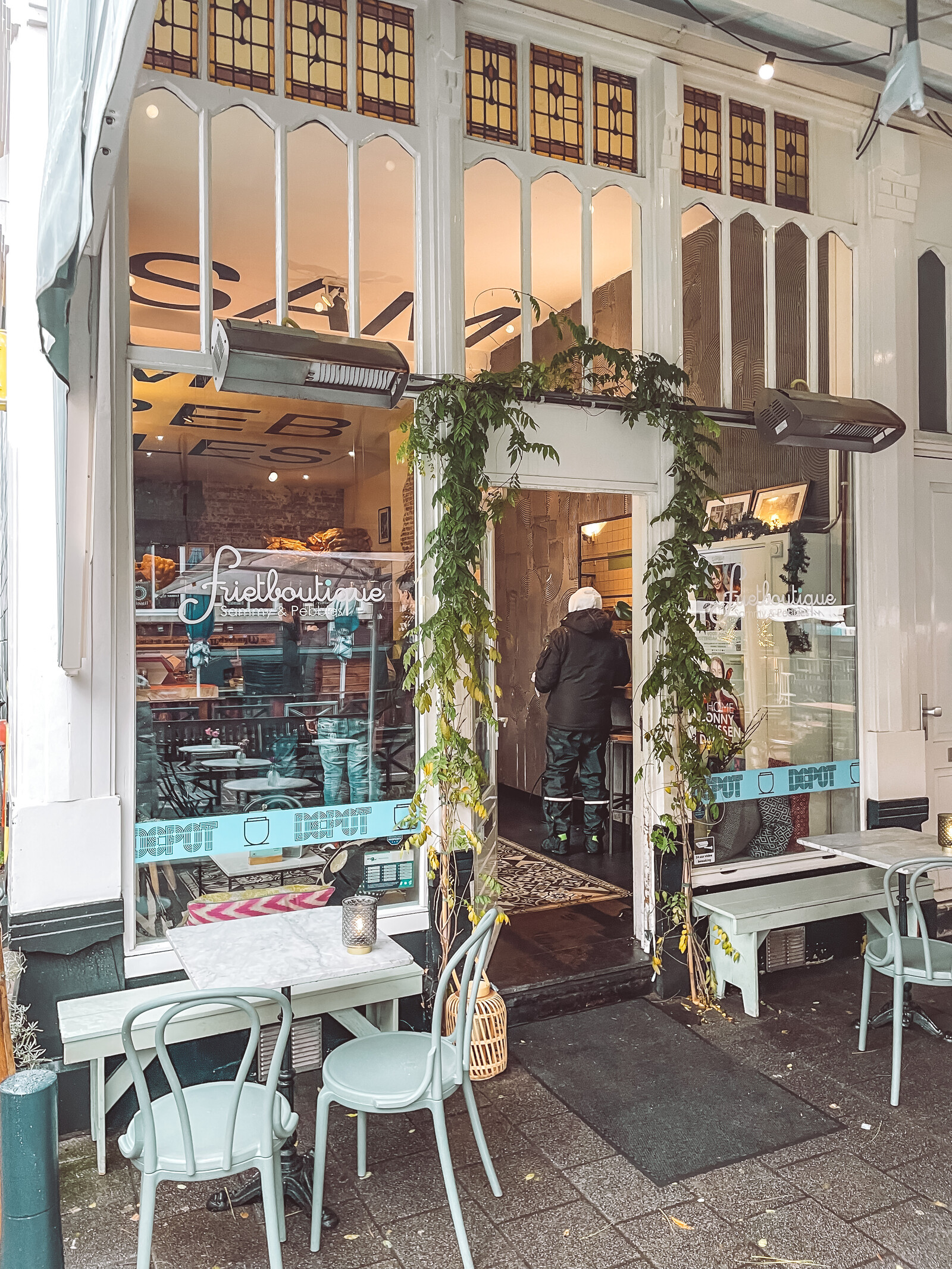 Frietboutique Rotterdam Centrum vooraanzicht de Maas Meisjes