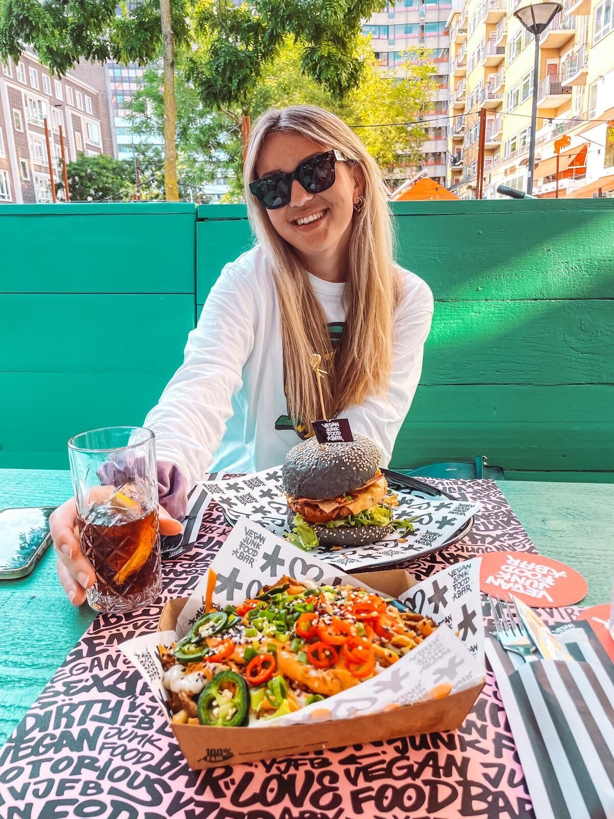 Maas Meisjes in de Vegan Junkfood Bar Rotterdam