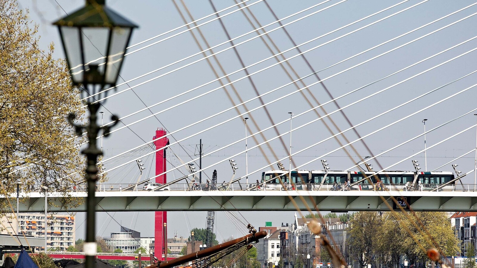 Brug en tram Iris van den Broek