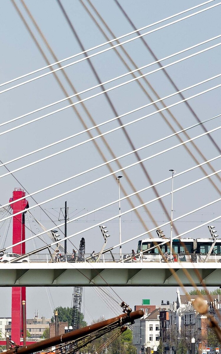 Brug en tram Iris van den Broek